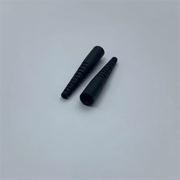Patch cable connections between fiber optic patch panels